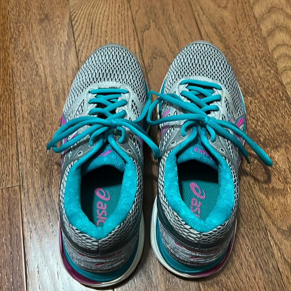 ASICS Gel Cumulus 18 tennis shoes. Size 7